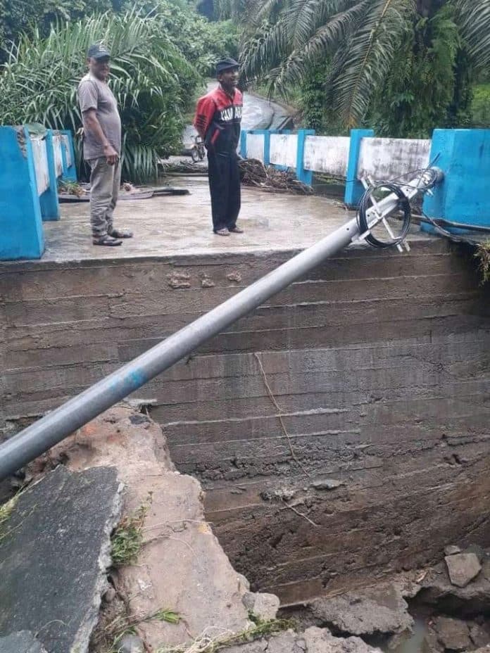 jembatan_penghubung_amblas_mobil_avanza_sempat_terseret_banjir_di_tanjung_morawa