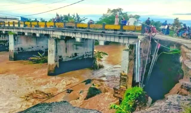 jembatan_penghubung_kecamatan_hamparan_perak_tandem_hulu_ambrol