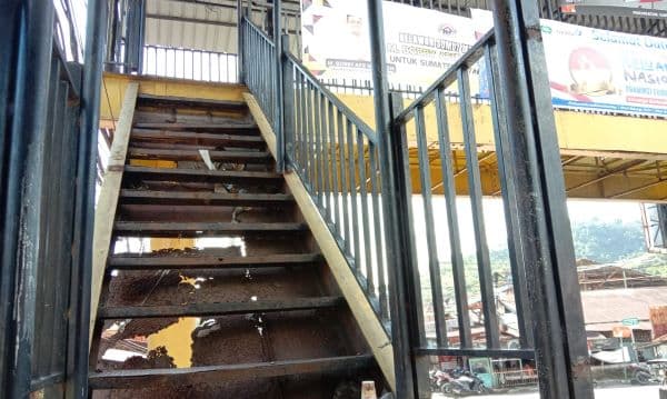 jembatan_penyeberangan_simpang_parombunan_sibolga_memprihatinkan