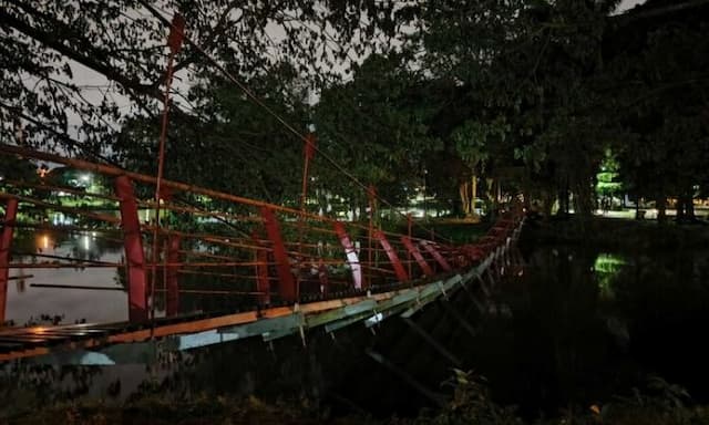 jembatan_taman_cadika_medan_johor_roboh_puluhan_pengunjung_tercebur_ke_danau