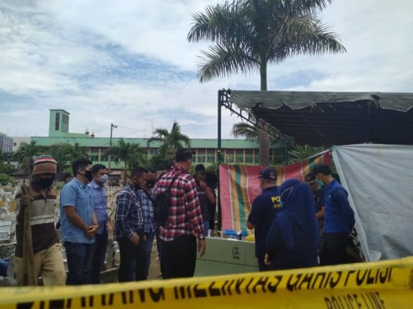 jenazah_asn_kejari_labuhan_batu_di_bongkar_dari_tpu_jalan_thamrin_medan