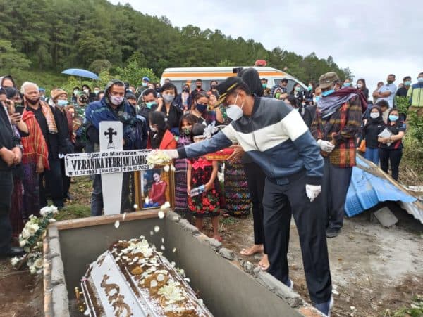 jenazah_dirkeu_pt_efarina_etaham_grup_dimakamkan_putri_sulung_veranika_peluk_erat_foto_ibunda_tercintanya