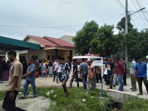 jenazah_korban_tabrakan_di_labusel_tiba_di_lubuk_pakam_disambut_isak_tangis