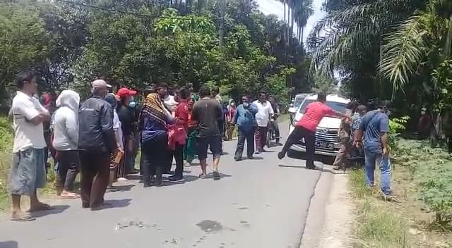 jenazah_pasien_covid_ditolak_warga_di_tanjung_morawa_keluarga_aniaya_wartawan