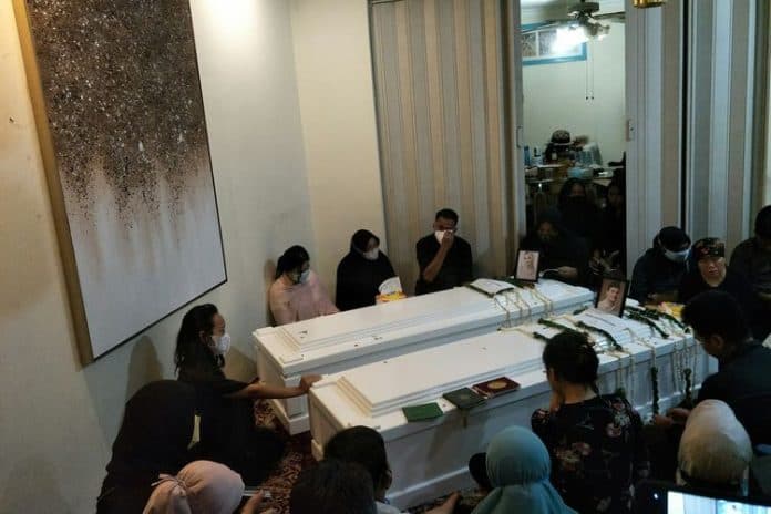 jenazah_vanessa_angel_dan_suami_dimakamkan_berdampingan