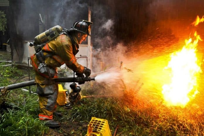 jenis_kebakaran_apa_yang_aman_dimatikan_dengan_air_baca_berita_ini