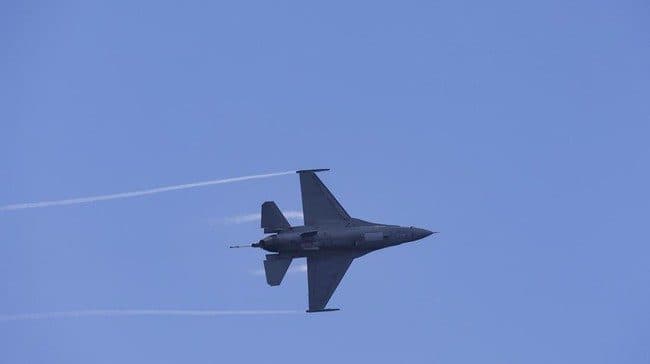 jet_f_16_ukraina_buatan_as_jatuh_diserang_rusia_dalam_misi_tempur