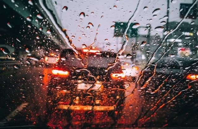 jika_hujan_deras_jangan_hidupkan_hazard_mobil
