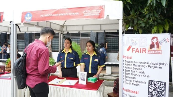 job_fair_undang_perusahaan_buka_peluang_kerja_bagi_alumni_dan_pelajar_smkn_5_medan