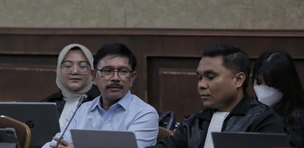 johnny_plate_dituntut_bayar_uang_pengganti_rp178_miliar_dalam_kasus_bts