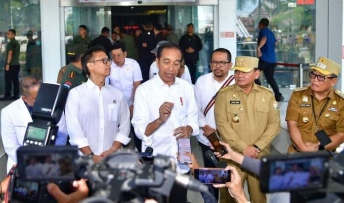 jokowi_batalkan_kenaikan_ukt_nadiem_diperintahkan_mengevaluasi