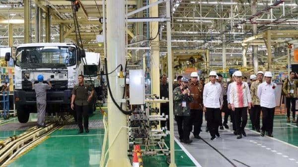 jokowi_dapat_tamparan_keras_lagi_manufaktur_ri_terburuk_sejak_pandemi