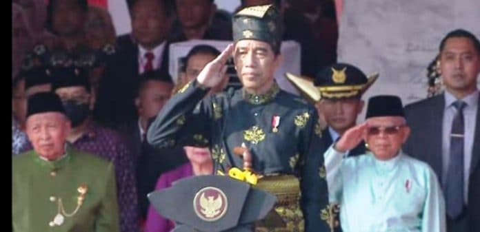 jokowi_kenakan_pakaian_adat_deli_serdang_di_upacara_harlah_pancasila_2023