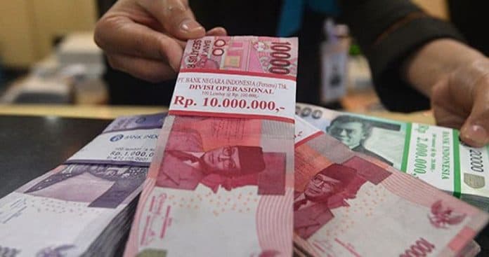 jokowi_teken_pp_pembayaran_thr_dan_gaji_ke_13_cpns_dapat_80_persen_dari_gaji_pns