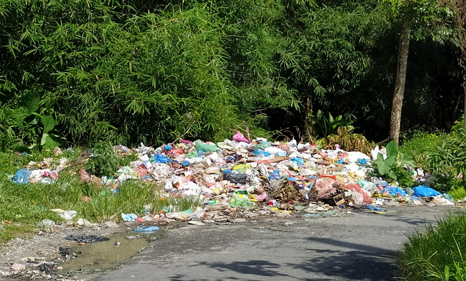 jorok_sampah_berserakan_di_pinggir_jalan_persaudaraan_dekat_tps_pilkada