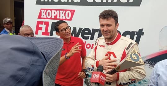 juara_f1_powerboat_lake_toba_kemenangan_pertama_di_indonesia