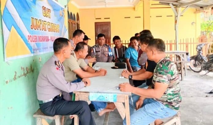jumat_curhat_kapolsek_indrapura_warga_jangan_terpecah_karena_pilkada