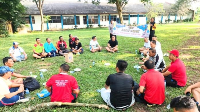jumat_curhat_sembari_main_sepak_bola_kapolres_batu_bara_sampaikan_beberapa_pesan