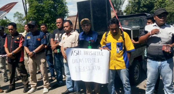 jurnalis_dan_lsm_demo_ke_kantor_bupati_paluta