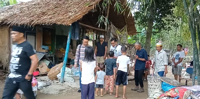 kabaharkam_polri_bedah_rumah_warga_tak_layak_huni_di_medan_sunggal
