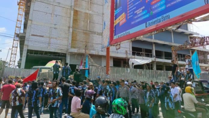 kader_ipk_turun_ke_jalan_minta_aph_usut_dugaan_korupsi_pembangunan_gor_siantar