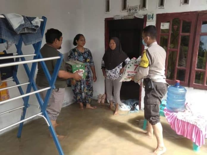 kades_tanah_abang_deli_serdang_bantu_warga_korban_banjir