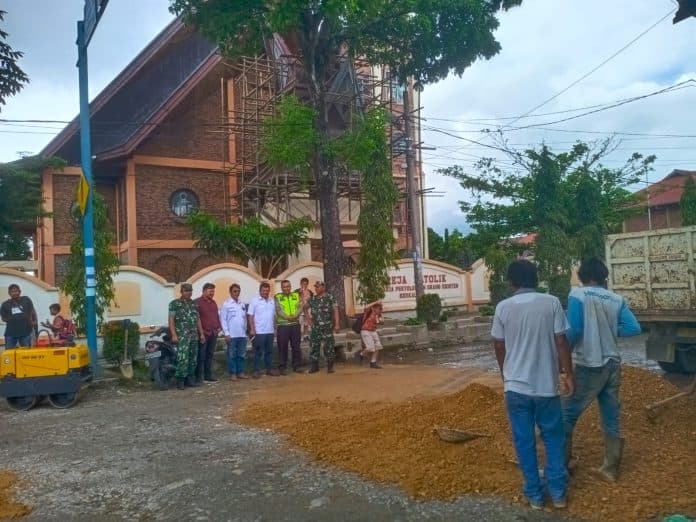 kadin_dairi_bersama_kodim_0206d_tambal_jalan_berlubang_di_seputaran_kota_sidikalang