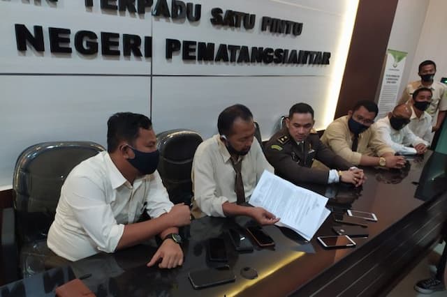 kadis_kominfo_siantar_resmi_tidur_di_sel_tahanan_polsek_marihat