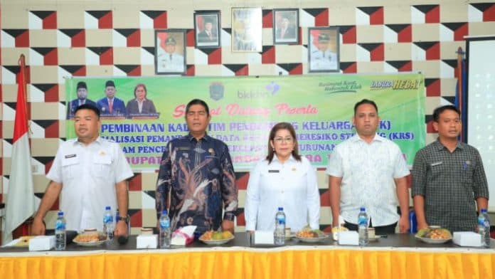 kadis_ppkb_labura_bantu_pulsa_99_tpk_untuk_pendataan