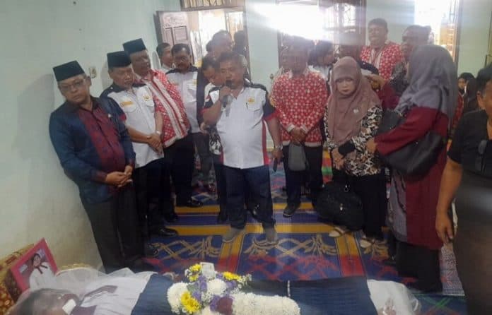 kadisdik_sumut_melayat_ke_rumah_korban_kecelakaan_beruntun