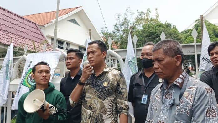 kadisdik_sumut_tidak_di_tempat_kasubbag_umum_temui_massa_aksi