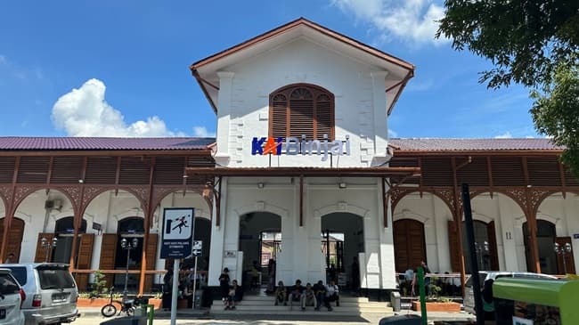 kai_divre_i_sumut_tata_stasiun_dalam_menyambut_natal_dan_tahun_baru_2025