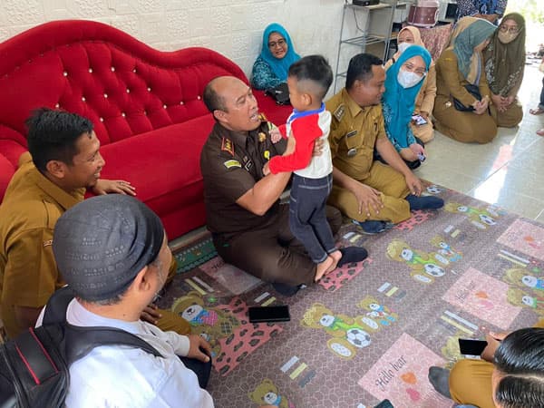 kajari_dan_pemkab_asahan_perangi_stunting_dengan_program_bapak_asuh
