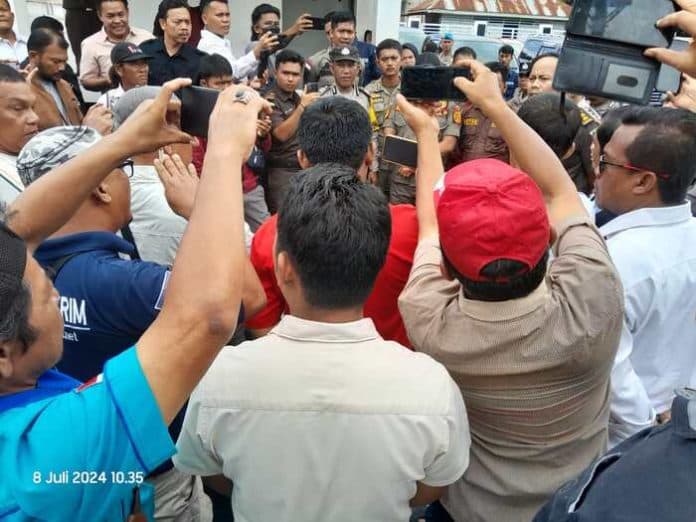 kajari_padangsidimpuan_sebut_berita_ganggu_kinerjanya_wartawan_demo_minta_bukti