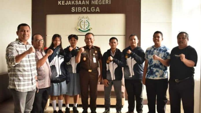kajari_sibolga_berangkatkan_atlet_ikuti_kejuaraan_karate_piala_panglima_tni