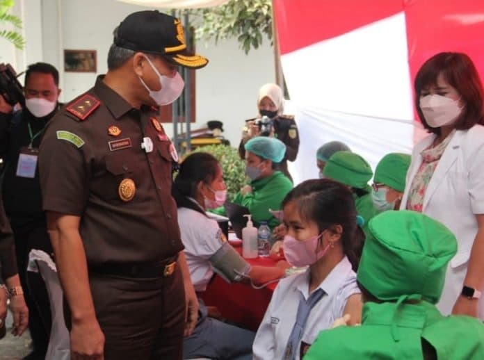 kajatisu_tinjau_pelaksanaan_vaksinasi_1500_orang_di_kejari_karo