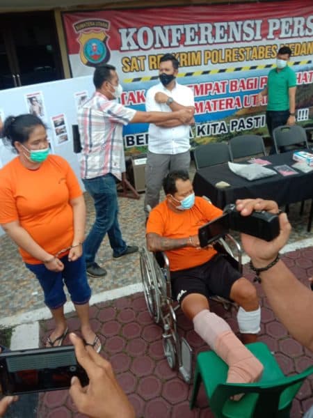 kaki_ditembak_dan_tangan_digari_ini_keluhan_istri_mantan_brimob_yang_menembak_polisi