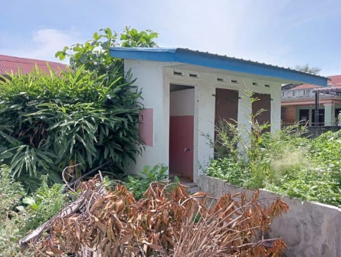 kamar_mandi_sdn_di_tanjung_morawa_ditumbuhi_belukar_sekdis_pendidikan_tegur_korcam