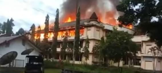 kantor_bupati_jayapura_terbakar_polisi_penyebab_masih_diselidiki