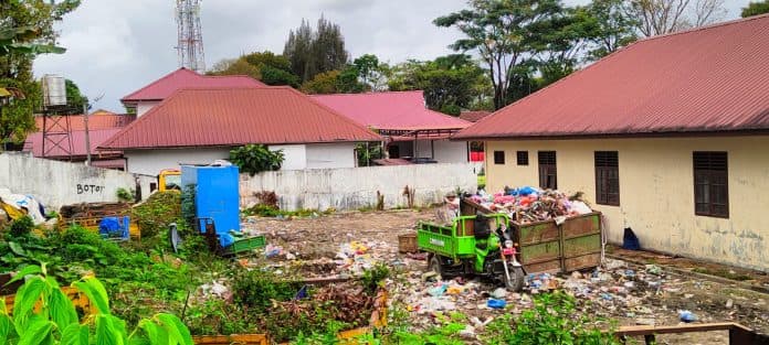 kantor_dinas_lingkungan_hidup_dairi_jorok_dan_bau_busuk_warga_mengeluh