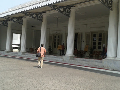 kantor_gubernur_dki_jakarta_nyaris_dibakar_seorang_wanita_ini_pemicunya