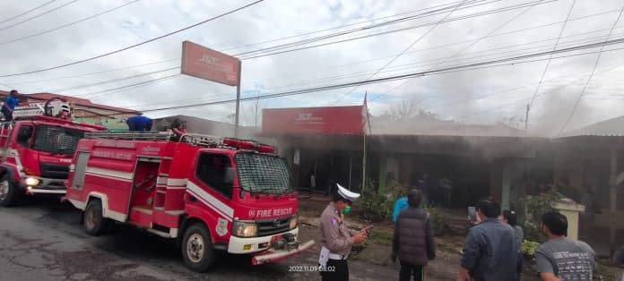 kantor_jt_dan_puluhan_rumah_di_sidikalang_nyaris_terbakar