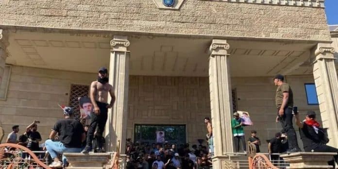 kantor_kedutaan_swedia_di_irak_dibakar_demonstran_yang_kecam_rencana_pembakaran_alquran