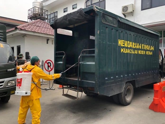 kantor_kejari_medan_dan_mobil_tahanan_disemprot_disinfektan