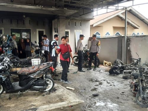 kantor_koperasi_di_batu_bara_terbakar_8_sepeda_motor_dilahap_api