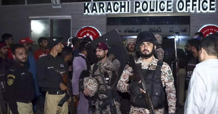 kantor_polisi_karachi_diserang_taliban_pakistan_7_orang_tewas