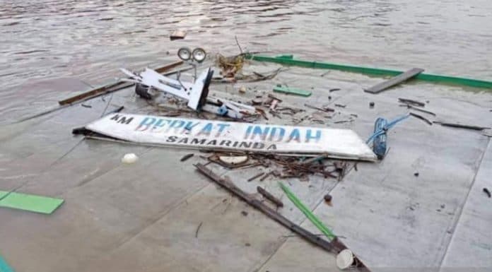 kapal_kecelakaan_di_sungai_mahakam_abk_dan_seorang_balita_masih_dicari
