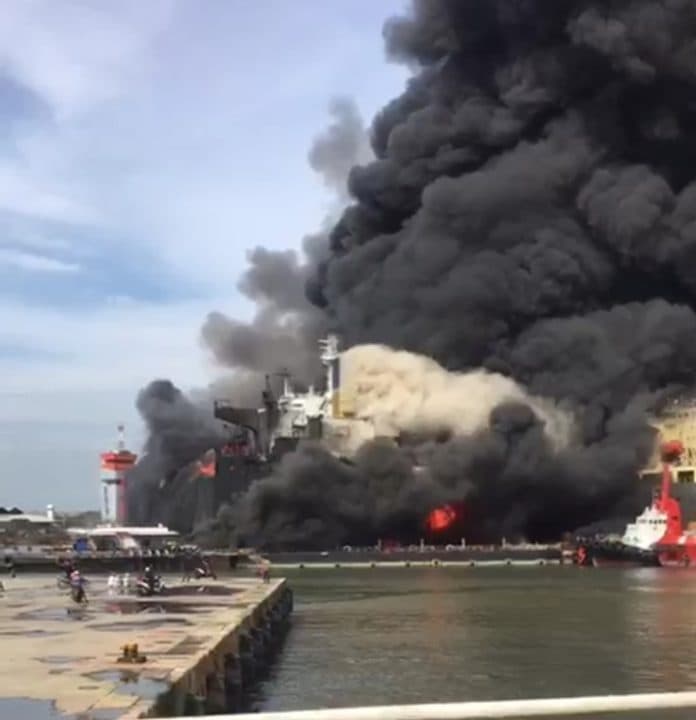 kapal_tanker_di_belawan_terbakar_12_pekerja_dikabarkan_terluka