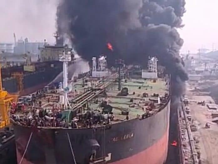 kapal_tanker_mt_jagleela_terbakar_6_orang_tewas_5_diantaranya_belum_dikenali