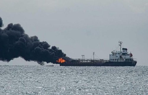 kapal_tanker_terbakar_pertamina_sebut_suplai_bbm_ke_bali_aman